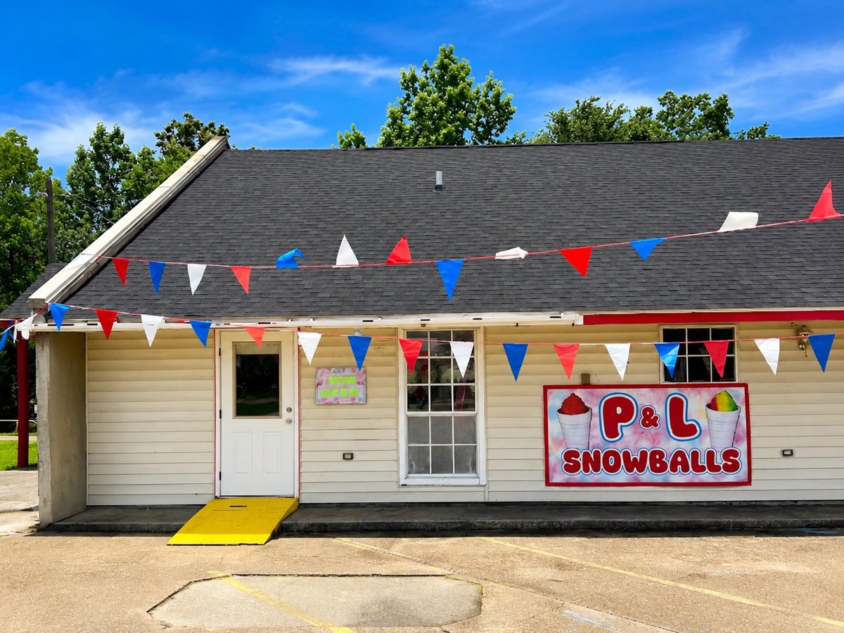 The P & L Snowballs stand on US-90 in Bay St Louis
